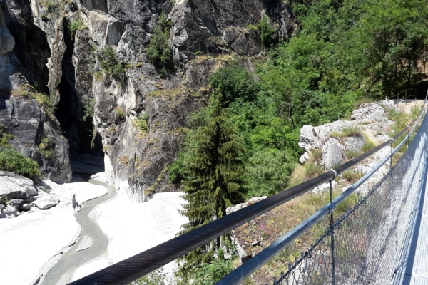 Hängebrücke der Massa-Schlucht