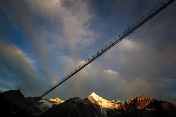 Ein Sprung über die längste Hängebrücke der Welt