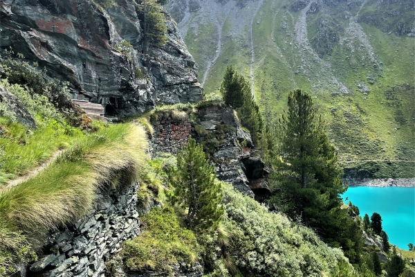 Le lac de Cleuson par l'ancien Bisse de Chervé