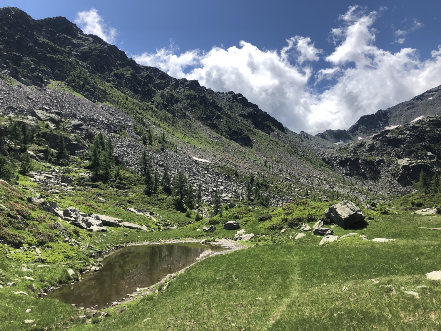 Durchgang in der Nähe vieler Bergseen