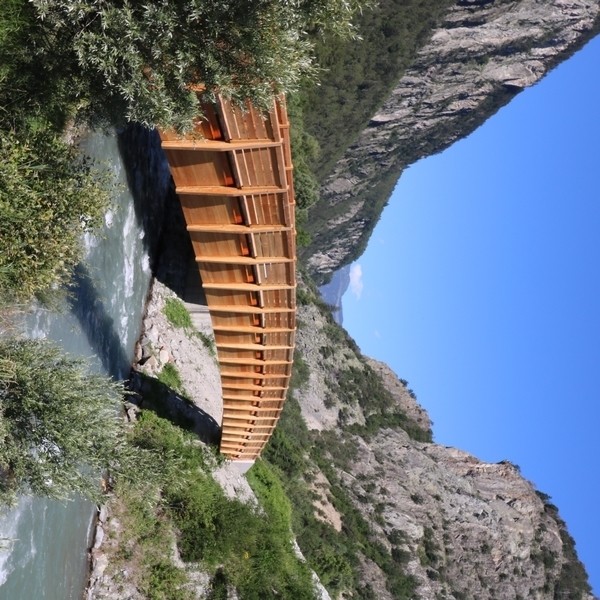 Passerelle en mélèze local 
copyright Frossard bois SA