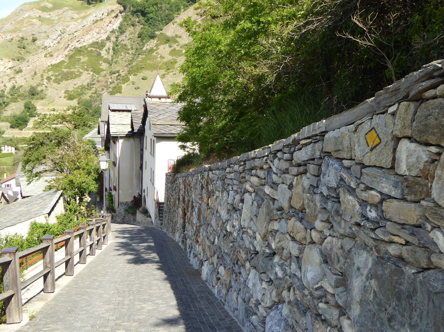 Le chemin pavé qui amène à l'église du château de Raron