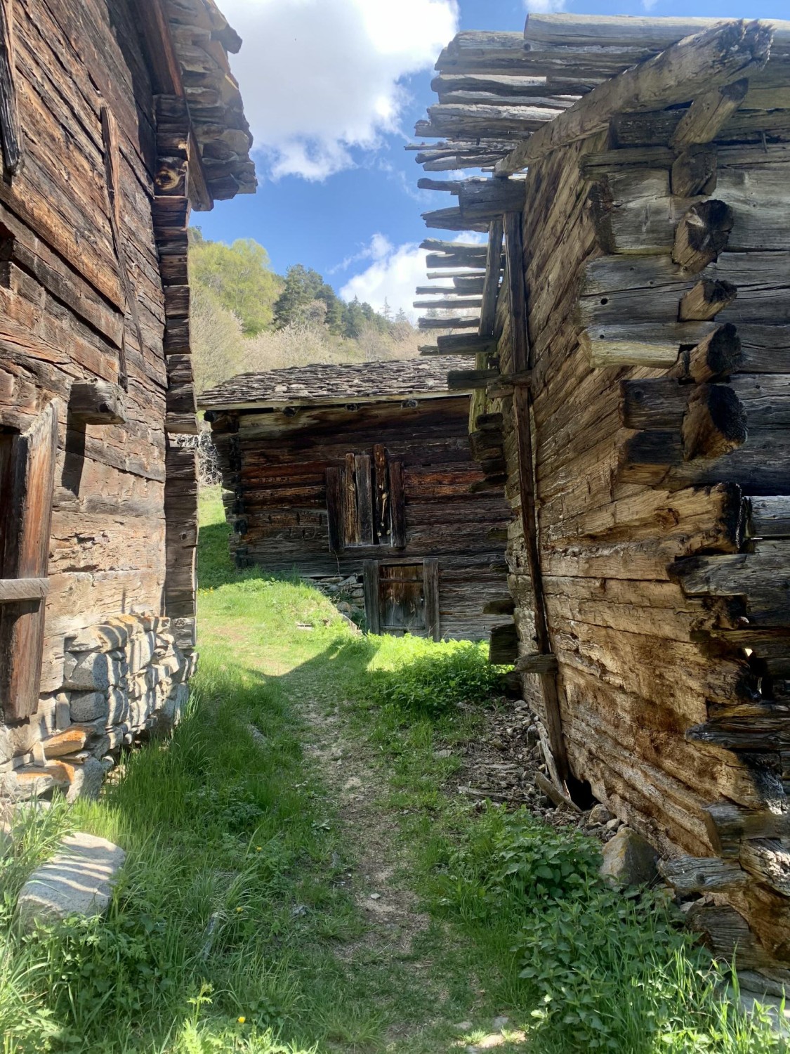 Vieux maisons au bord du chemin